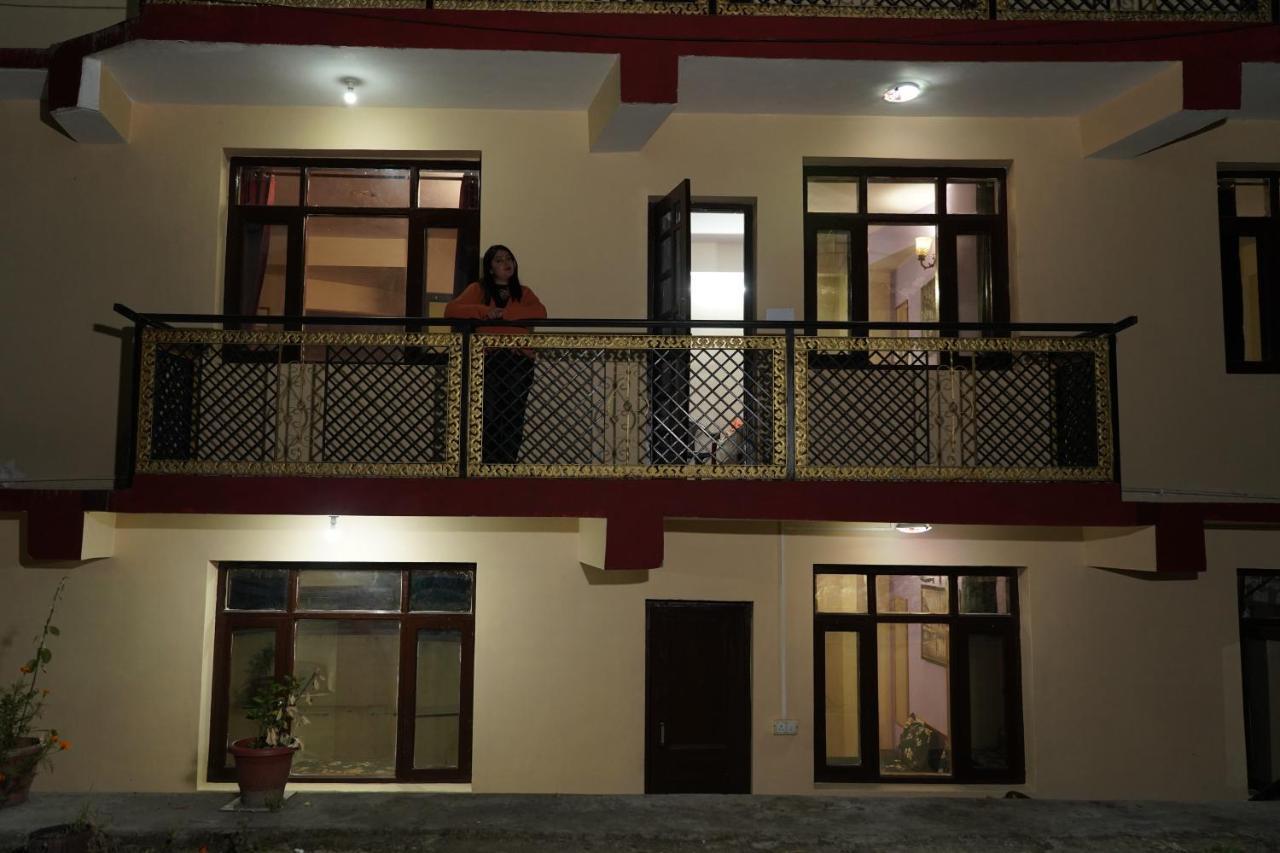 Shimla Pines Homestay Bagian luar foto